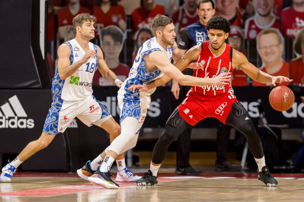 球队在锋线 球队在锋线